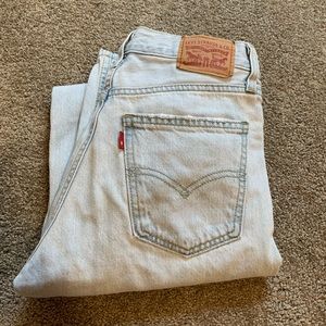 Light wash Levi’s Low Pro